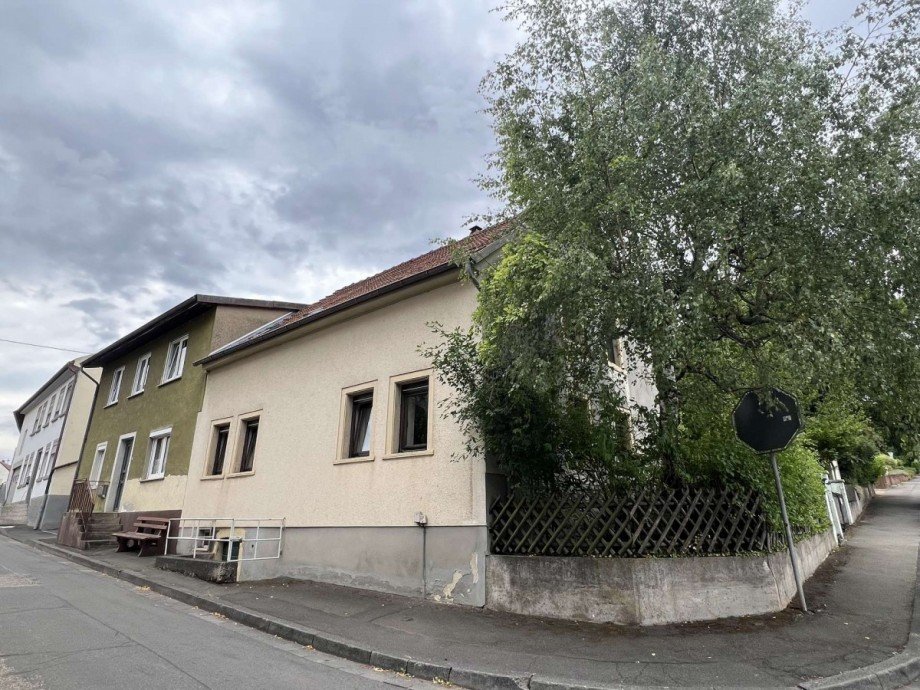 Hausansicht mit Eingang zum Gew�lbekeller Einfamilienhaus Feilbingert