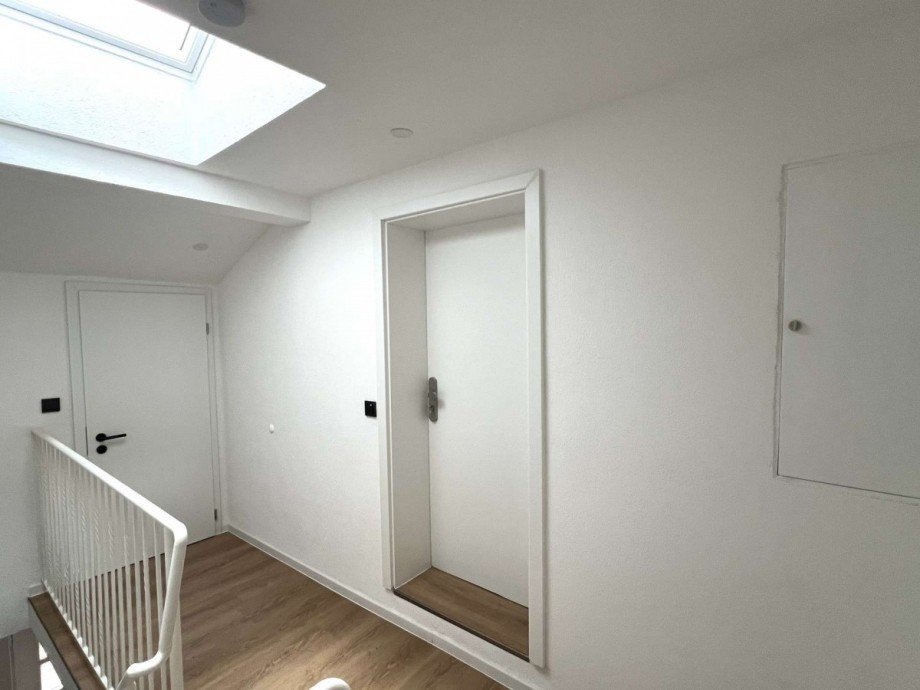 Wohnungseingangst�r DG Dachgeschosswohnung Nu�baum