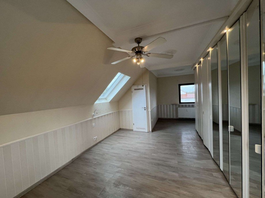 Zimmer 2 DG Einfamilienhaus Wiesbaden