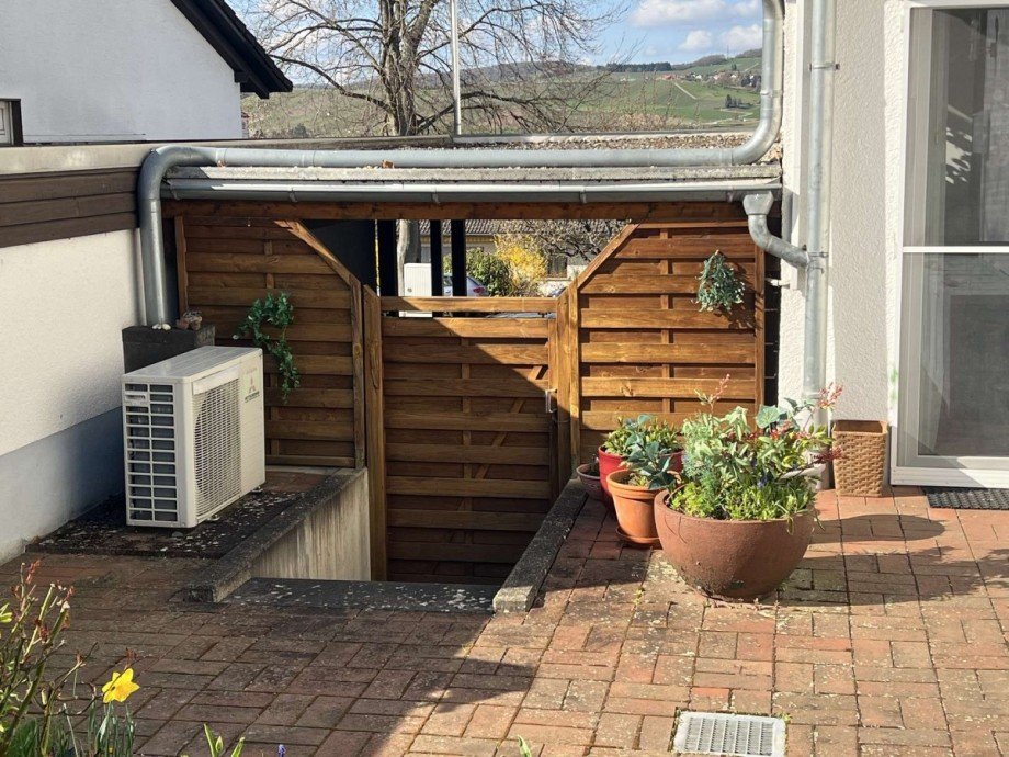 R�ckansicht Carport und Klimaanlage Zweifamilienhaus Meddersheim