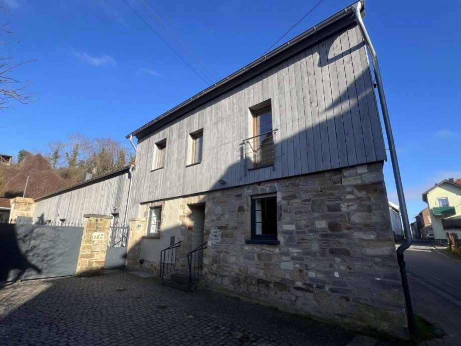 Seitenansicht Vorderhaus Dachgeschosswohnung Nu�baum