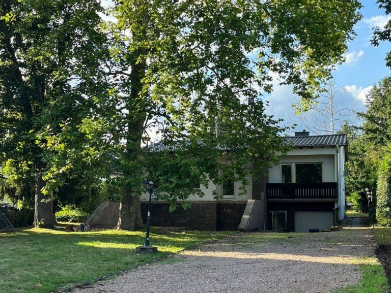 Vorderansicht Haus Bad Sobernheim Einfamilienhaus TOP-GELEGENHEIT! Einfamilienhaus mit gro�em Gartengrundst�ck in Bad Sobernheim zu vermieten.