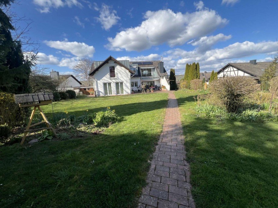 Hausansicht mit Garten Zweifamilienhaus Meddersheim