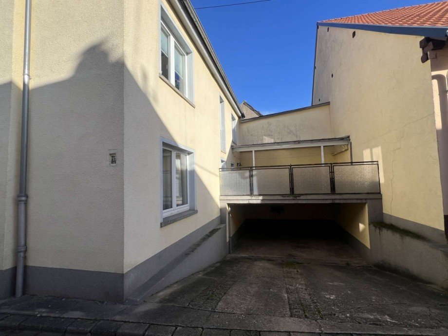 Seitenansicht mit Carport und Terrasse Bauernhaus Duchroth