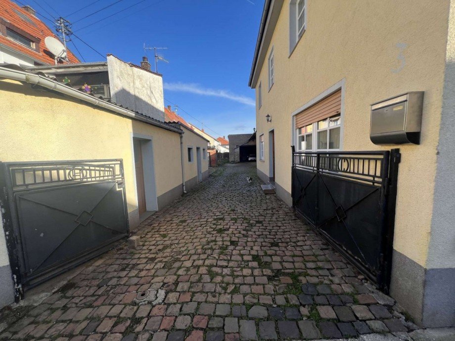 Hausansicht mit Hof Einfamilienhaus Duchroth