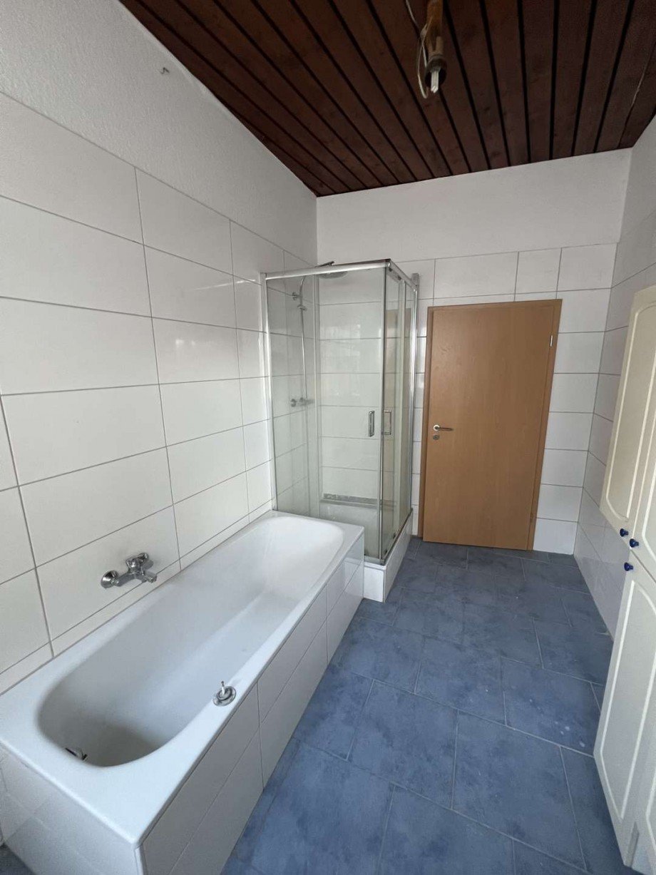 Bad EG 3 Zimmerwohnung Mehrfamilienhaus Becherbach