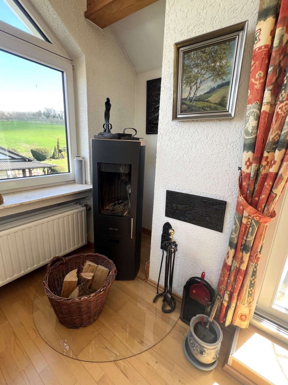 Holzofen im Wohnzimmer DG Zweifamilienhaus Meddersheim