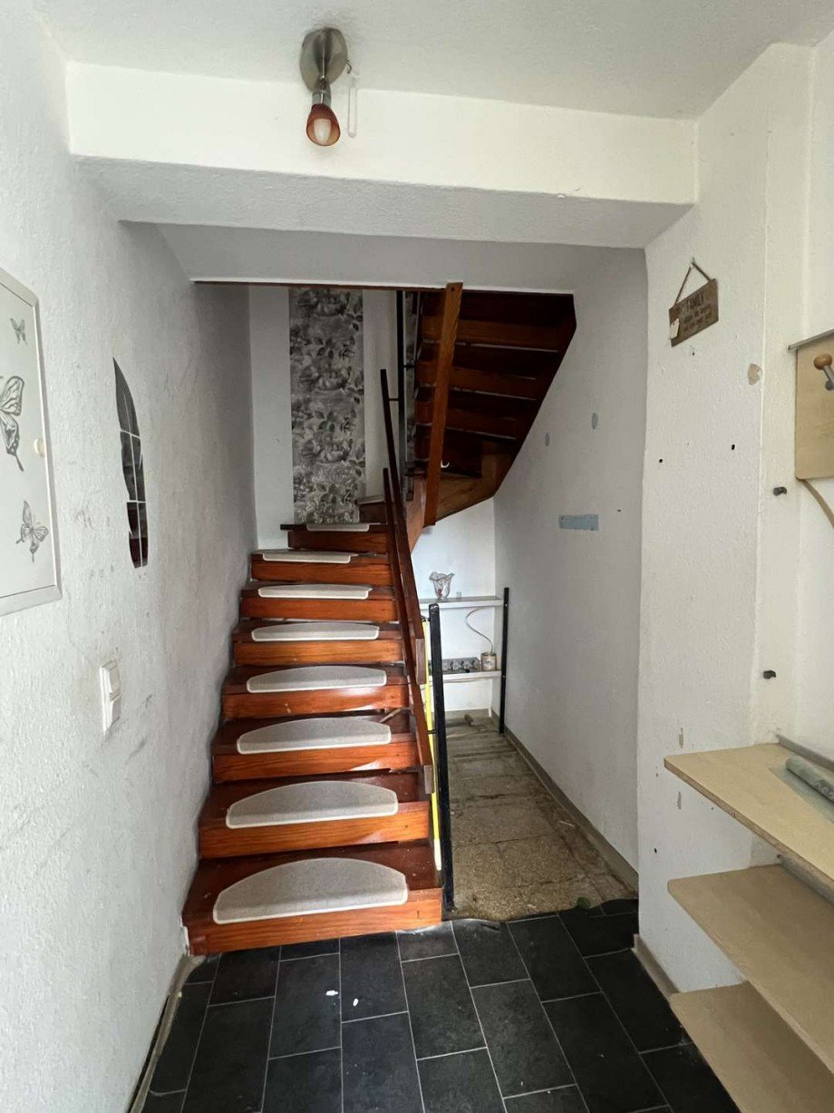 Flur EG mit Treppe zu OG Zweifamilienhaus Obermoschel