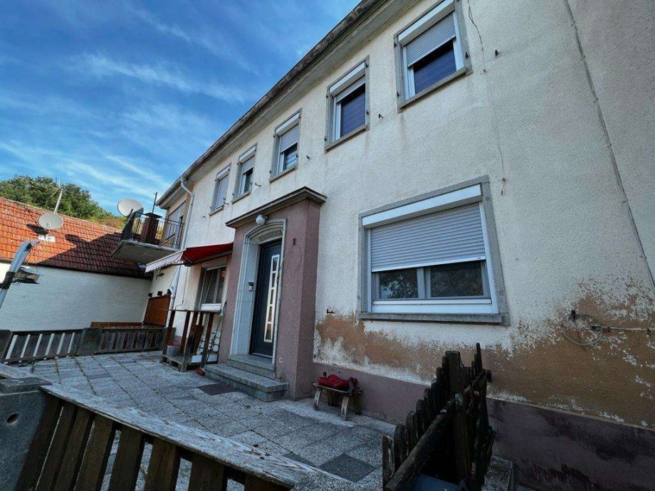 Vorderansicht mit Terrasse Renditeobjekt Adenbach
