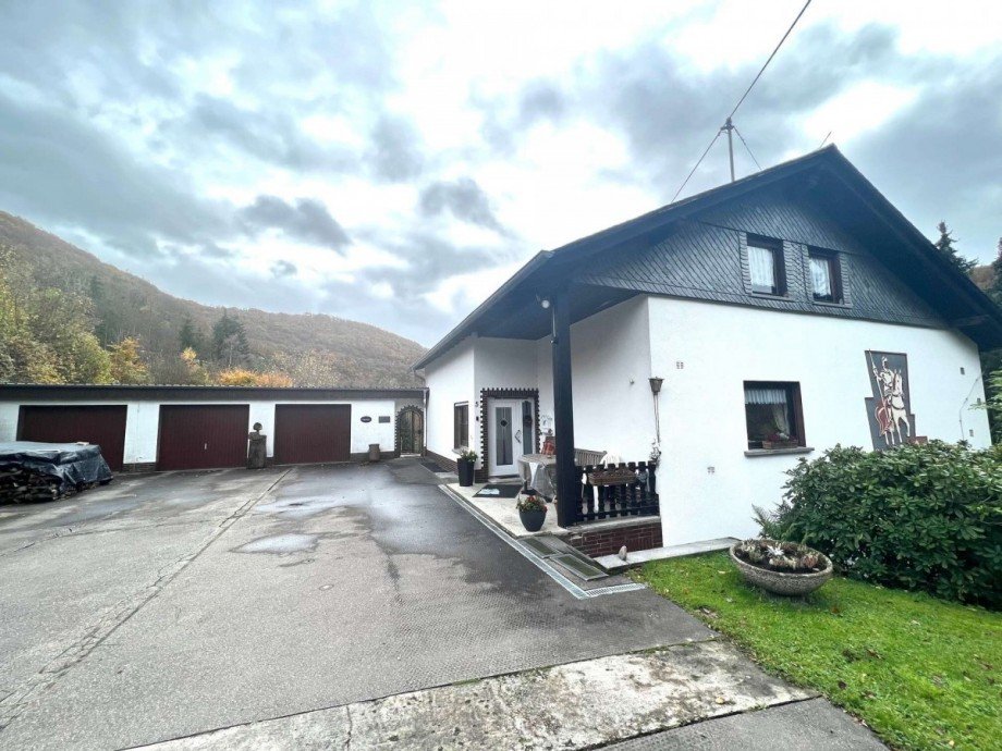 Vorderansicht Haus mit Garage Haus Bruschied