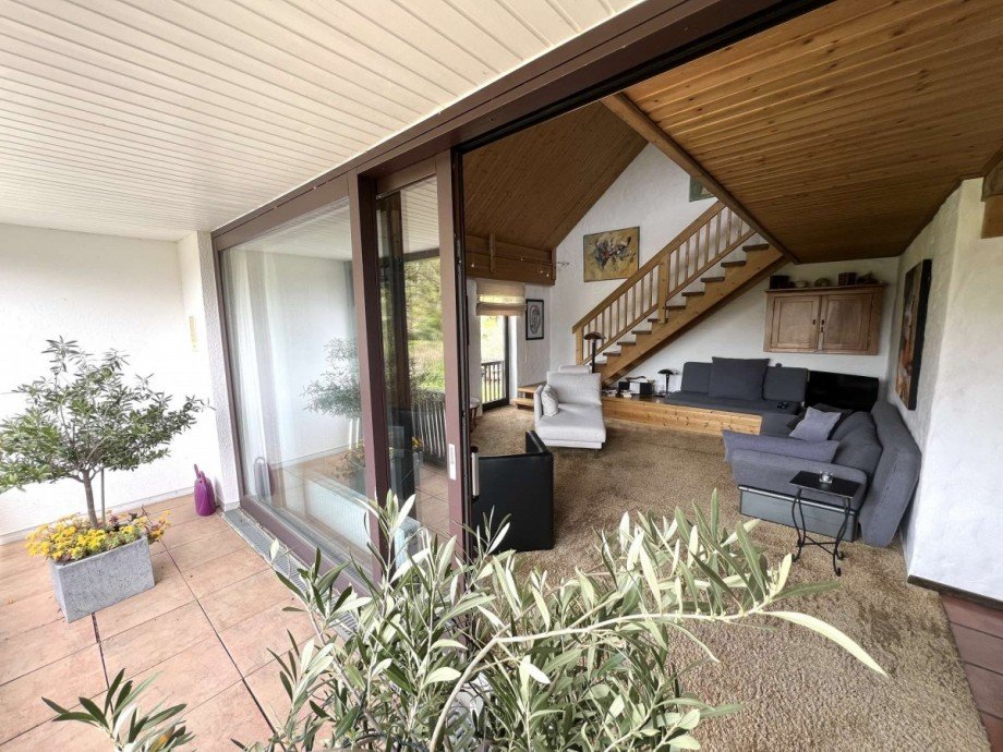 Blick vom Balkon ins Wohnzimmer OG Einfamilienhaus Tiefenbach
