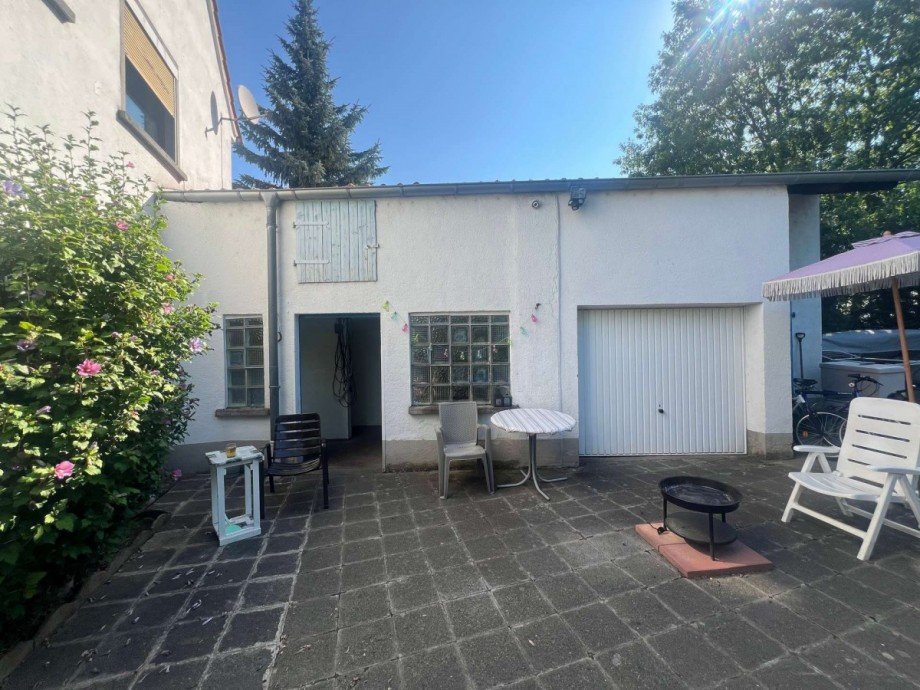 Nebengeb�ude mit Garage Mehrfamilienhaus H�ffelsheim