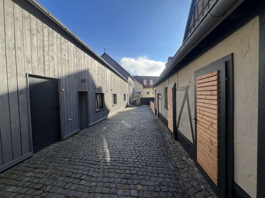 Hinterhaus mit Innenhof und Nebengeb��de Zweifamilienhaus Nu�baum