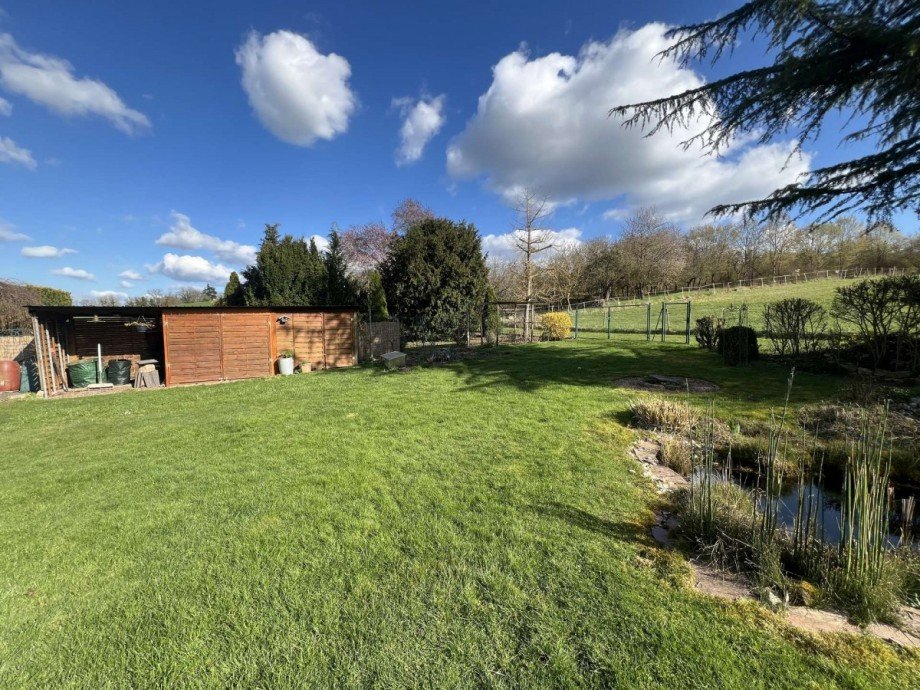 Holzschuppen und Teich Zweifamilienhaus Meddersheim