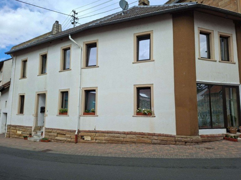 Hausansicht Sponheim Einfamilienhaus Top-Gelegenheit! Wohnen am historischen Rathaus in Sponheim im renovierten Einfamilienhaus!