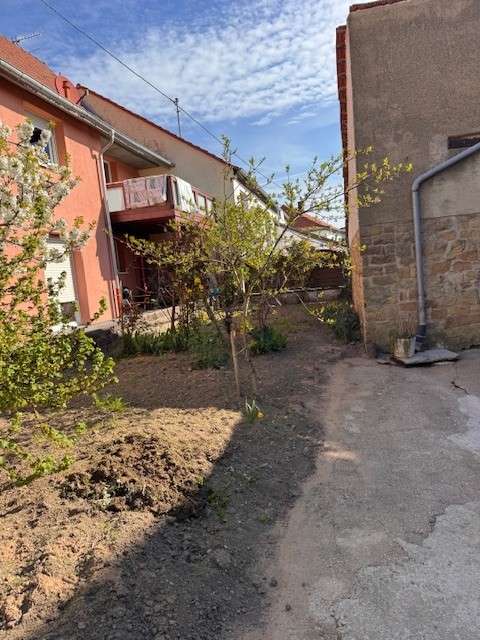 Seitlicher Gr�nstreifen vom Hof aus Einfamilienhaus Duchroth