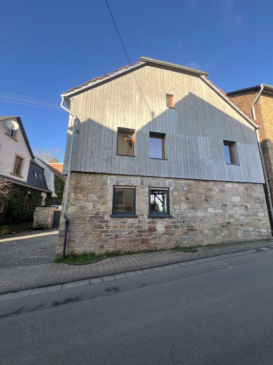 Stra�enansicht Vorderhaus Etagenwohnung Nu�baum