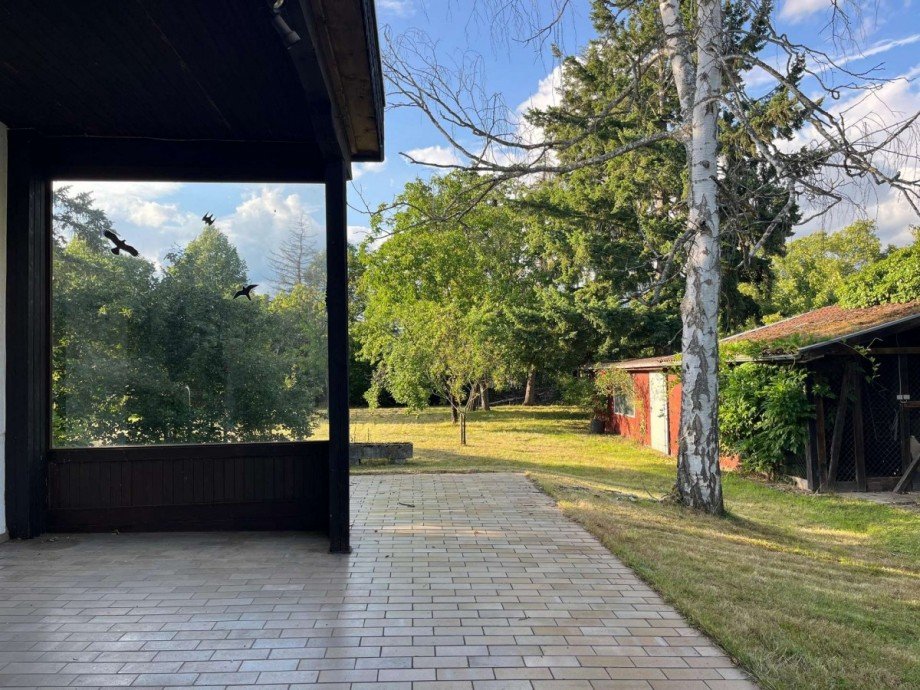 Terrasse mit Blick zu Gartenhaus und Garten Einfamilienhaus Bad Sobernheim