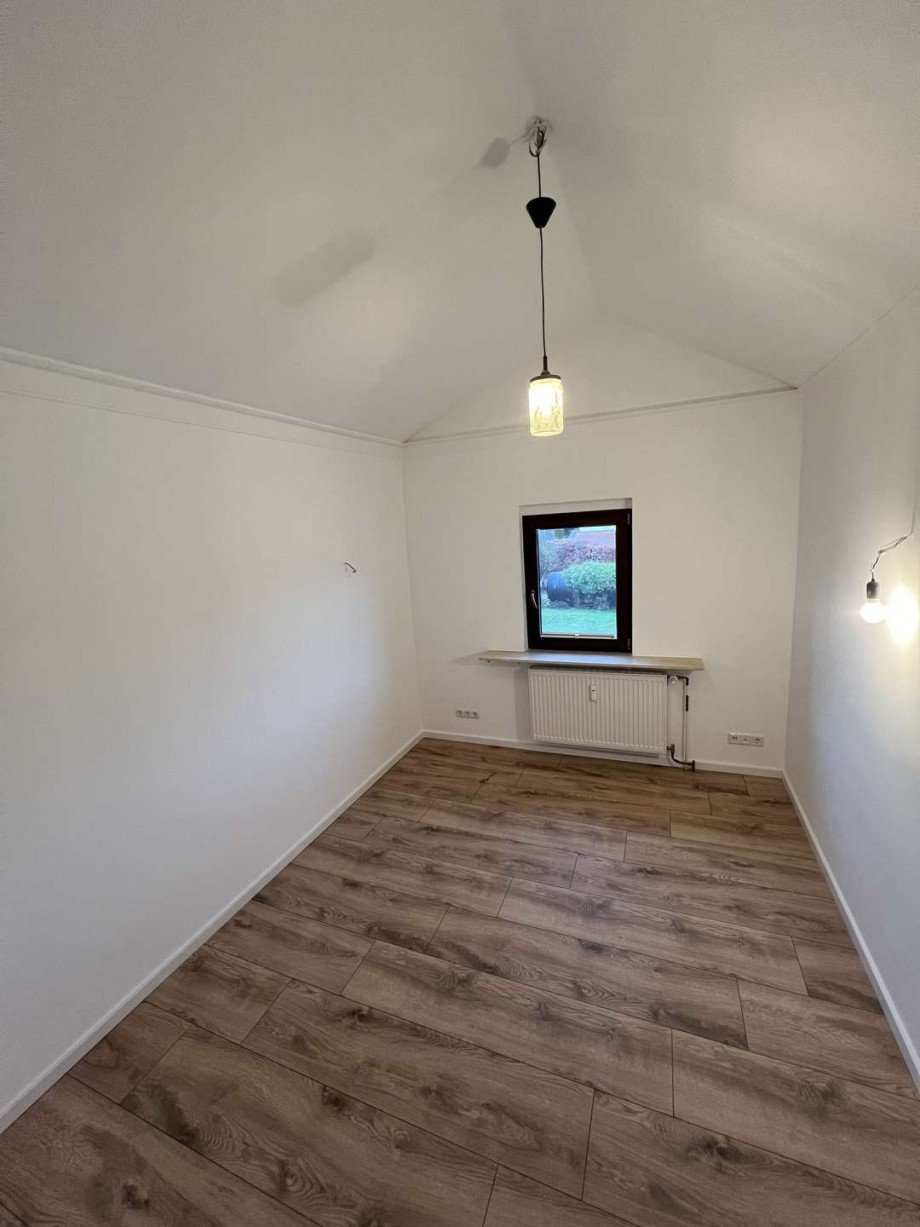 Zimmer 1 DG Einfamilienhaus Wiesbaden