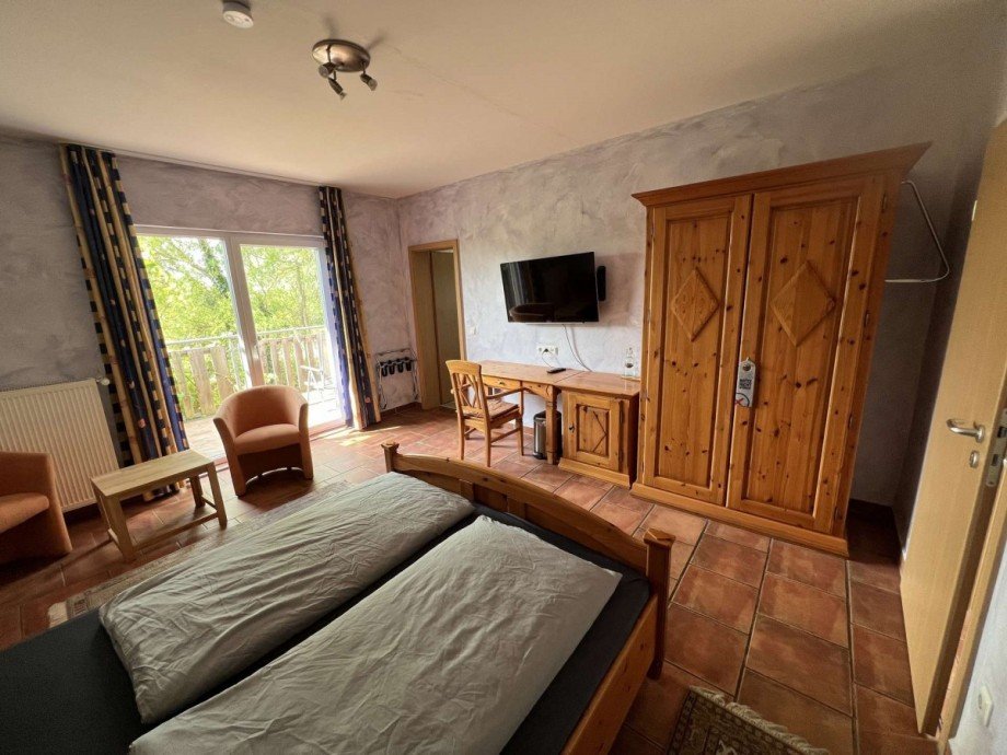 Zimmer mit Balkon Etagenwohnung Waldb�ckelheim