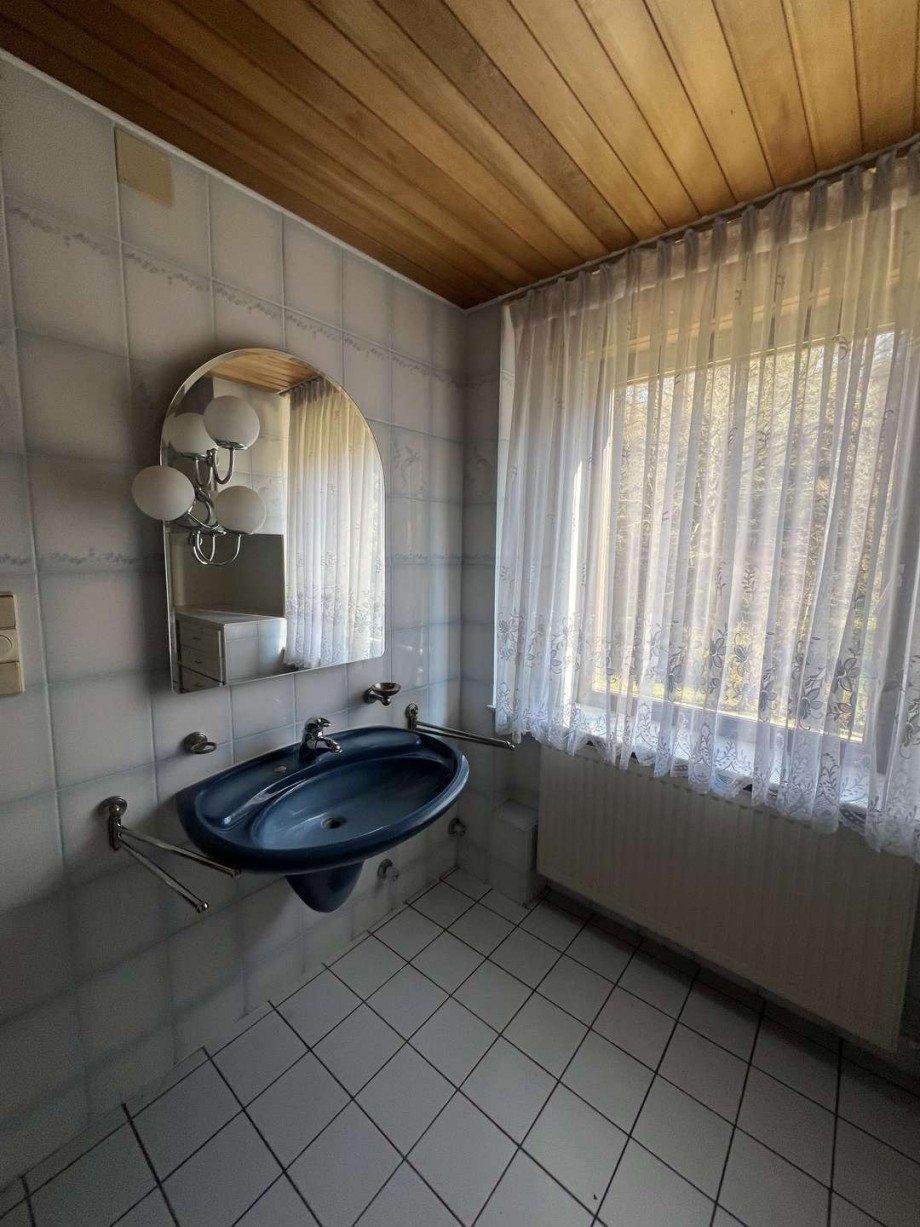 Bad 1 mit Wanne OG Einfamilienhaus Kirn-Sulzbach